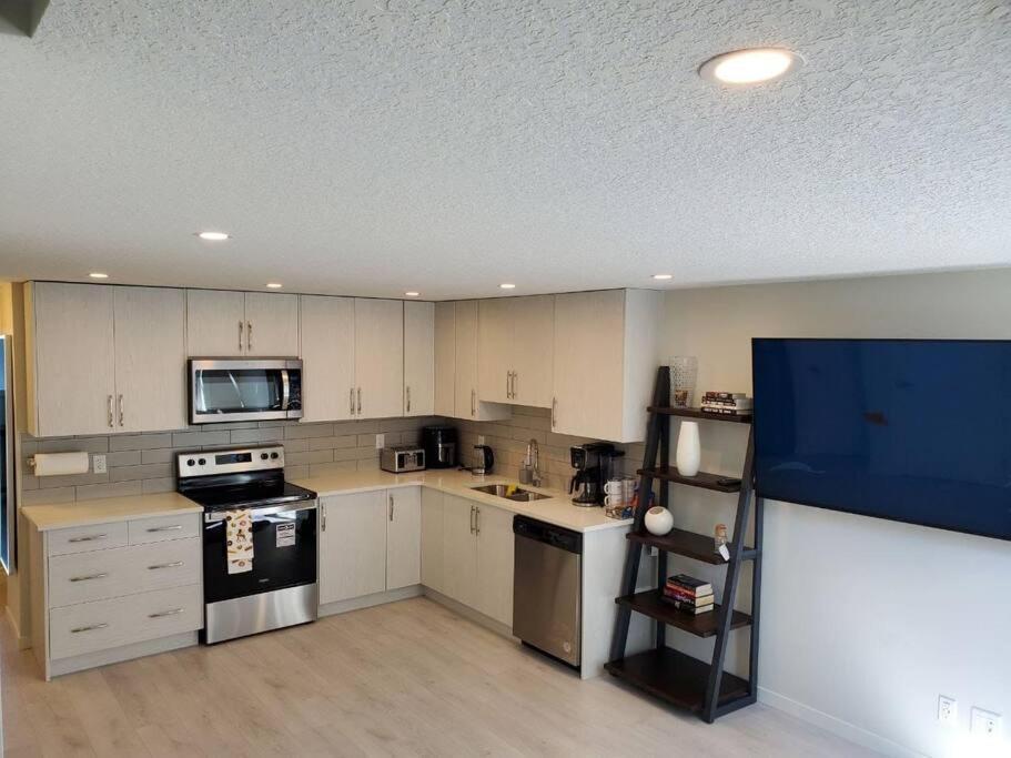 Cozy Rockland Park Unit+Parking Apartamento YYC Exterior foto