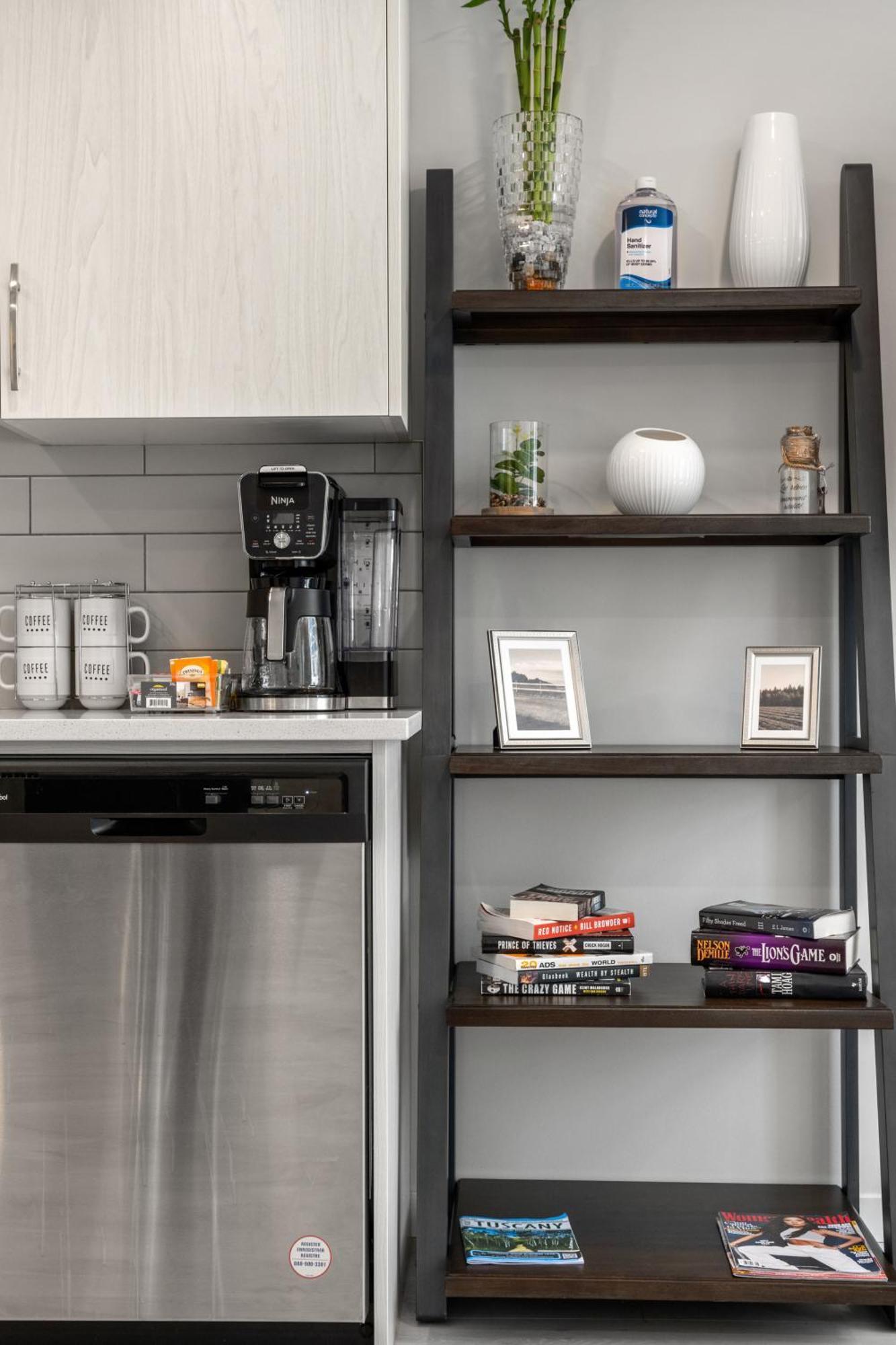 Cozy Rockland Park Unit+Parking Apartamento YYC Exterior foto